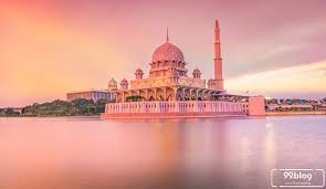 Bangunan masjid yang indah inipun sering didatangi masjid yang berada di makkah, arab saudi ini masih menjadi masjid paling indah di dunia. Viral Deretan Masjid Pink Tercantik Di Dunia Indonesia Juga Masuk