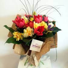 Floristii nostri adora sa creeze buchete flori de primavara colorate, parfumate, proaspete. Buchet De Primavara Vintage Cu Lalele Frezii Si Narcise In Ziar