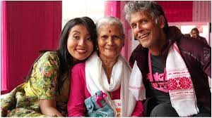 Milind soman, who was last seen in the web series four more shot please, has returned from mount kilimanjaro after celebrating his wife ankita konwar's 28th birthday. Milind Soman Poses With Mother Usha And Wife Ankita Konwar In Latest Picture Fans Go Gaga Celebrities News India Tv
