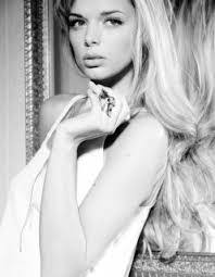 Danielle Seitz's Instagram, Twitter & Facebook