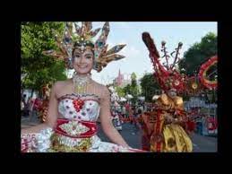 Baju batik merupakan salah satu item fashion yang wajib banget dimiliki. Mengintip Pembuatan Aksesoris Kostum Untuk Pawai Budaya Hut Ri Ke 70 Youtube