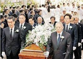 一齊回憶佢既傳奇一生。 一代賭王何鴻燊德高望重，有四位太太，兒孫滿堂，一生充滿了傳奇，昔日生活點滴令人津津樂道，追憶無窮。 何鴻燊好有愛心，喜愛小動物。 中年何鴻燊仍然好有運動細胞。 何鴻燊和四房家人。 賭王跟三. ä½•é´»ç‡Šçš„è'¬ç¦®æ‰¶éˆäººæœƒæœ‰èª° æ¯æ—¥é ­æ¢