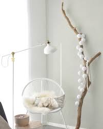 hoekje uit ons interieur ikea lamp karwei tuinstoel tak uit het vroegere land van ooit cotton ball lights woonk creation deco deco decoration interieure