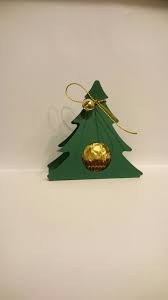 Susse Kleine Baumchen Mit Rocher Als Gastgeschenk Grun Mit Glockchen Dabei Geschenke Zu Weihnachten Basteln Weihnachtgeschenke Basteln Weihnachten Mitbringsel