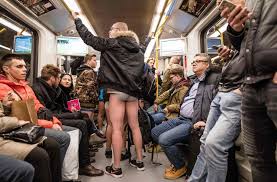 No Pants Subway Ride“ – unter diesem Motto stiegen am Sonntag viele  Menschen ohne Hosen in die U-Bahn, wie hier in Berlin. - Stuttgarter  Nachrichten