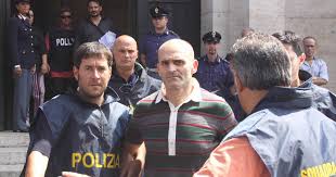 Conosciuta almeno sin dagli anni '50 come una famiglia molto importante nel settore dell'ortofrutta, l'organizzazione criminale nacque verso la metà degli anni 1960, all'inizio del decennio successivo il clan è controllato dai fratelli nuvoletta, lorenzo, ciro ed angelo. Sangue Soldi Cocaina Cosi I Licciardi Si Presero Napoli