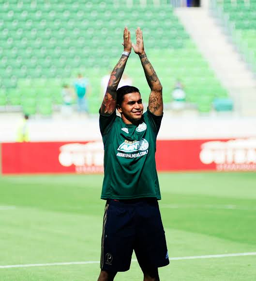 Com o futuro indefinido, Dudu relembra apresentação no Palmeiras, em rede social