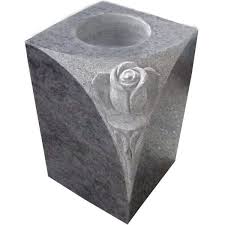 Vase De Granit De Cimetiere En Gros Avec La Gravure De Fleur Vase Funeraire Vase Gravures De Fleurs