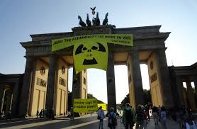 Für diese identitäre bewegung hatte gerade erst der vordenker der neuen rechten, götz kubitschek aus schnellroda zu einer verteidigungsrede angehoben, als er behauptete. Das Brandenburger Tor Und Zweierlei Reaktionen