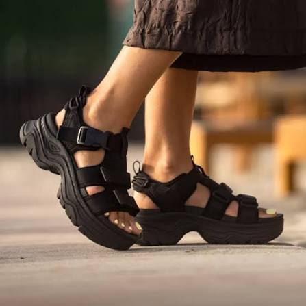 Sandals phong cách sporty phù hợp với những cô nàng yêu thích sự năng động và cá tính.