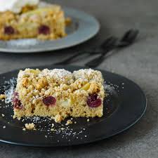 Kirschkuchen vom blech, mit streuseln, pudding oder auch mit tiefgefrorenen kirschen oder früchten aus dem glas lassen sich köstliche kirschkuchen backen. Kirschen Kuchen Und Geback Essen Und Trinken