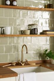 Tendance Deco La Vaisselle S Expose Carrelage Credence Cuisine Idee Deco Cuisine Cuisine Moderne