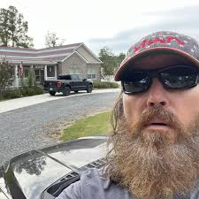 When I heard Si made the news for his new American flag roof, I had to go  see it for myself and take pictures for y'all. I said this