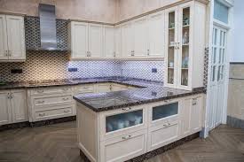 #danielcolino #cocinascjr cocinas negras mate y madera 🖤 cjrcombinar una cocina negro mate y madera puede parecer tarea fácil , pero hay que guardar el orde. Cocina De Madera Tenida En Color Crema Carpinteria Javier Sanchez