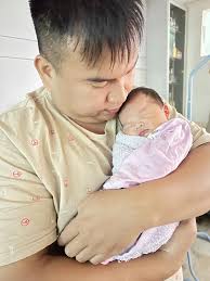 🥰两个没事干，一起来完成✓送给宝宝的第一份纪念品（完成进度：99%）还有1%：照片还没有打印出来😝 原本以为他Yau Ming  Fai不会陪我干这些（自认为：一个大男人粗手粗脚滴）🥰 最后的最后他的功劳很大哦，帮我上了个色😝 好吧，明天打印照片这工作就留给你啦，爱你么么哒💋