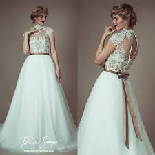 Marion und chiara brautkleider mit skulpturalen falten und rüschen. Unser Brandneues Modell Aimee Www Tianvantastique Com Golden Gown Fashion Tianvantastique Handmade Belle L Kleid Hochzeit Brautkleid Designer Brautkleid