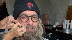 Volver como dt, elogio a gallardo, contacto román y la sorpresa tevez. Daniele De Rossi Wears Impressive Disguise To Attend Rome Derby Cnn