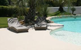 Une Plage De Piscine Deco En Resines Et Granulats Mineraux