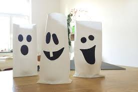 Gespenstische Windlichter Zu Halloween Tuten Selber Basteln Gebluemlich Halloween Basteln Vorlagen Basteln Halloween Tute Basteln