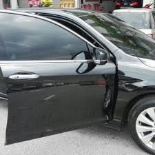 Kebetulan masa kitorang tunggu kereta siap, ada sorang abang ni datang, mintak tolong cabut dia punya tinted film sebab jpj asalnye tahan dia sebab plate number tak ikut standard jpj, tak memasal kne pasal tinted skali. Tinted Magic Tinted Tak Guna Gam Auto Accessories On Carousell