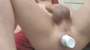 Me he metido el desodorante por el culo y ahora me hago una paja con el ano  abierto