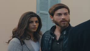 Η κοραλία καράντη και ο γιώργος λιάνης χωρίζουν. Ayto To Proswpo Apo To Mproysko Mpainei Sto Tatoyaz