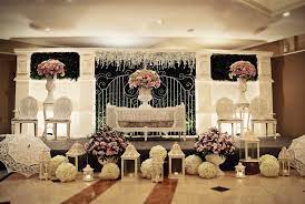Informasikan pada jasa katering agar dekorasi makan dapat menyesuaikan dengan dekorasi pelaminan agar semua dekorasi pesta pernikahan. Pelaminan Bridal Stage With Green Leaves Wall White Furniture Vintage White Garden Iron Fence Sha Dekorasi Pernikahan Dekorasi Resepsi Pernikahan Resepsi