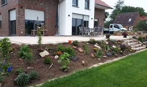Fur Diese Hoher Gelegte Terrasse Mit Abfallendem Beet Seitlich Verwendeten Wir Gartenbau Garten Gartengestaltung