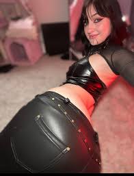 lia ʕ•ᴥ•ʔ on X: soo i cosplayed that fan made character evelyn from bg3,  took off all my clothes and pretended to fuck astarion 0.0 showed kitty and  everything. my job is