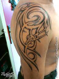 4 magnifique modeles de tatoo pour l'homme sur l'endroid haut bras 4 merveilles de tattoos sur les haut bras et les epaules de plusieurs tanes musclés nous montrant le. Tatouage Tribal Epaule Bras Homme