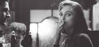 Bu sene son kez gerçekleştirdiği konuşmasının finalinde mikrofonu havalı bir şekilde. Gif Tumblr Smoke Sigara Icen Kiz Gifleri Bayan Gifleri 2016 Gifs Tumblr Gif Girl Forumtutkusu Com Forum Tutkunlarinin Tek Adresi