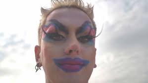 🌈 As comiteiras levamos meses pechadas e aburridas, tanto que xa perdemos  o pouco sentido que nos quedaba.⠀, Acodimos á chamada para iluminar coas  nosas peripecias a Praza da Verdura o sábado 27 no ...