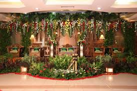 Sesuai dengan namanya area ini menjadi spot bagi tamu untuk menunggu pasangan pengantin masuk ke area ballroom atau jika pesta outdoor tempat mereka mununggu resepsi makan malam dimulai. Tahap Pernikahan Adat Jawa Lengkap