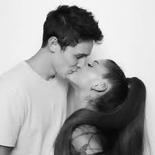 La ballerina ha prestato la sua collaborazione ad amici per ben dieci anni, ricordata peraltro. Ariana Grande Si E Sposata Con Dalton Gomez Radio Venezia