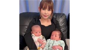 中川翔子 生後1ヵ月双子が“七三分け”でキメた姿を披露!「イヤ!と ...