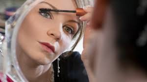 Das beliebte öl welches aus den samen des wunderbaums gewonnen wird, dient grundsätzlich zur pflege der wimpern. á… Rizinusol Vaseline Und Co Wirksame Produkte Und Hausmittel Fur Die Wimpernpflege