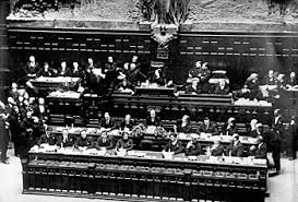 1883年 7月29日 、 ベニート・アミルカレ・アンドレーア・ムッソリーニ （ benito amilcare andrea mussolini ）は サヴォイア朝 イタリア王国 エミリア＝ロマーニャ州 フォルリ＝チェゼーナ県 の県都 フォルリ 近郊にある プレダッピオ市ドヴィア地区 に、鍛冶師 アレッサンドロ・ムッソリーニ （ 英語版 ） と教師 ローザ・ムッソリーニ （ 英語版 ） の長男として生まれた 。 ãƒ™ãƒ‹ãƒ¼ãƒˆ ãƒ ãƒƒã‚½ãƒªãƒ¼ãƒ‹ Wikipedia