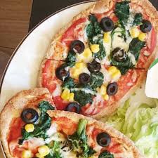 Pita bread pizza is so, so simple and one of our favorite ways to make a quick weeknight meal. Pitta Bread Pizzas Recipe The Student Food Project