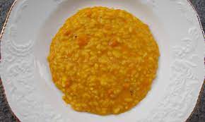 Questa variante unisce al sapore delicato della zucca a quello più deciso del taleggio che conferirà al piatto anche un'ulteriore cremosità. Risotto Alla Zucca E Taleggio Primo Piatto