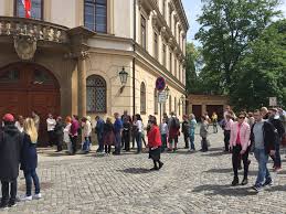 Poslanecká sněmovna po dlouhém jednání nepodpořila prodloužení stávajícího nouzového stavu. Na Vladni Luxus Se Staly Fronty Lide Se Fotili U Pultu Ve Snemovne A Obdivovali Babisovu Vystavu Blesk Cz