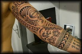 Tatouez ✅ présente le top 100 des tatouages horloge pour homme, découvrez les meilleurs tatouages d'horloge et la composition de ce tatouage s'adapte parfaitement au bras du modèle. Tribal Tattoos X November 1994
