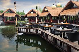 5 Restoran Keluarga Dengan Kolam Ikan Yang Bisa Menyejukan Pikiran