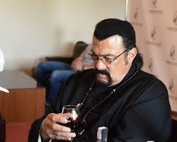 Полное имя — стивен фредерик сигал (steven frederic seagal). Stiven Sigal Skazal Chto Vino Iz Belarusi Za 3 Takoe Zhe Kak Iz Italii Za 250 Kak Tut Zhit