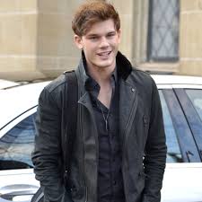 Hit the tweet button at the top ↑ 2. Jeremy Irvine Festessen Aus Der Mikrowelle Gala De