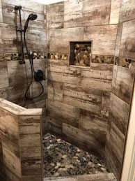 Do Descolado Ao Luxuoso 12 Ideias De Revestimentos Para Boxes De Banheiro Banheiros Modernos Rusticos Rustico Contemporaneo Banheiro Rustico