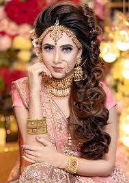 Get The Best Wedding Day Look Minimal Makeup And Jewellery This Bride Is Giving Us S Indian Bridal Makeup Indian Bridal Hairstyles Pakistani Bridal Makeup