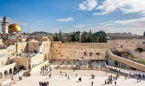 Supposedly built on soil helena carried back from jerusalem—leading to the name of the church, described as in jerusalem—the building was designed to house relics of the true cross recovered during a. Gerusalemme La Strada Dei Pellegrini Di 2000 Anni Fa