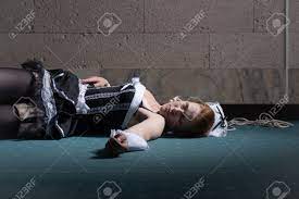 犯罪現場の模倣。床に横たわっている絞首刑の女中。の写真素材・画像素材 Image 174189786