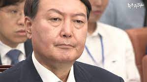 야권의 차기 유력 대권 주자 윤석열 전 검찰총장(사진)이 대선 출마를 선언하고, 국민의힘 입당 질문에 정치철학 면에서 국민의힘과 생각을 같이 한다고 답했다. ìœ¤ì„ì—´ 2012ë…„ ë…¹ìŒíŒŒì¼ ë‚´ê°€ ë³€í˜¸ì‚¬ ì†Œê°œí–ˆë‹¤
