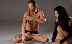 Πριν από λίγους μήνες είχα την ευκαιρία να συναντήσω για πρώτη φορά τον gregor maehle στο retreat που διοργάνωσε με τη σύζυγό του monica gauci στην πάρο. Gregor Maehle 8 Limbs Yoga